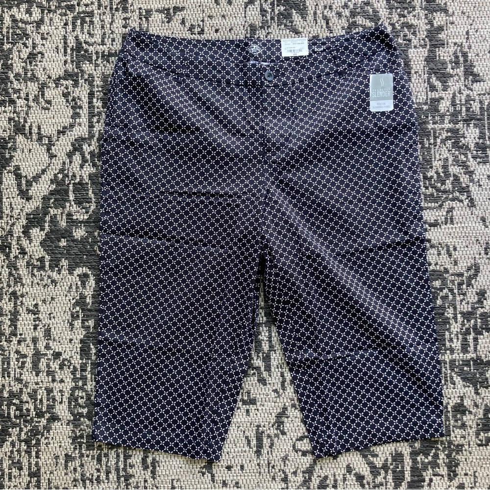 St. John's Bay Black and White Geo Capris Size 20W